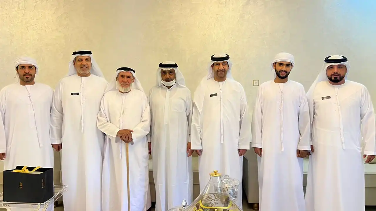 وفد مجلس دبا الحصن يكرم أسر العائدين من الحج ضمن مبادرة سنوية